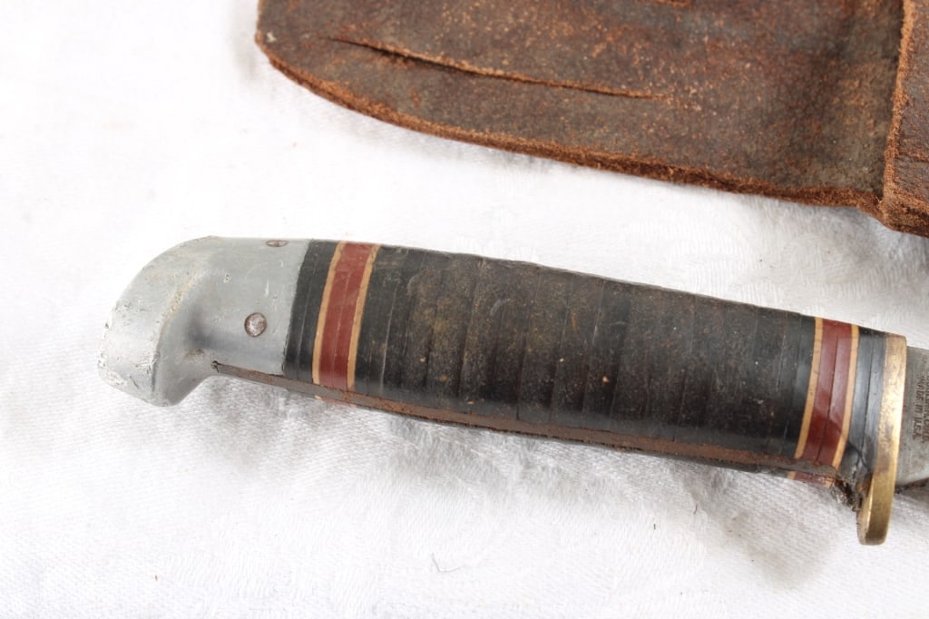 2 Fixed Blade Knives with Sheaths - 3