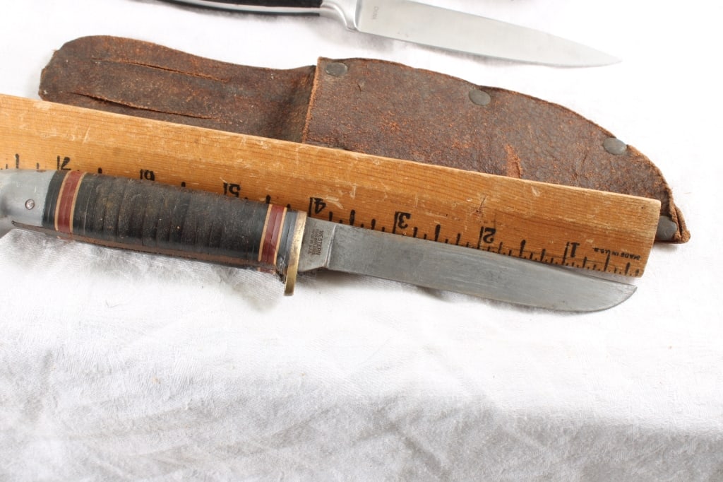 2 Fixed Blade Knives with Sheaths - 4