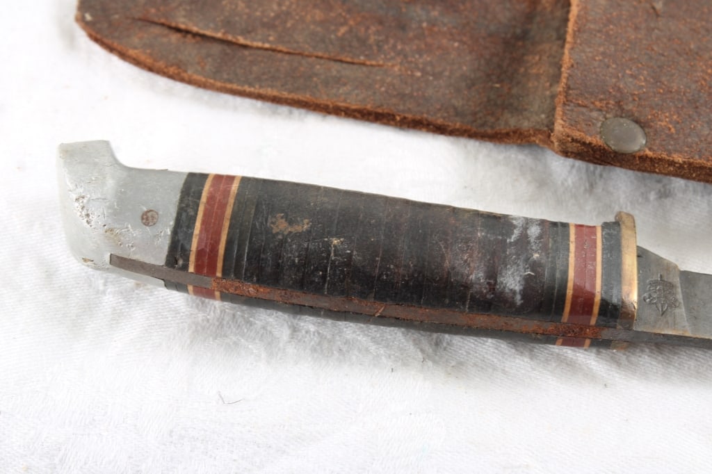 2 Fixed Blade Knives with Sheaths - 8
