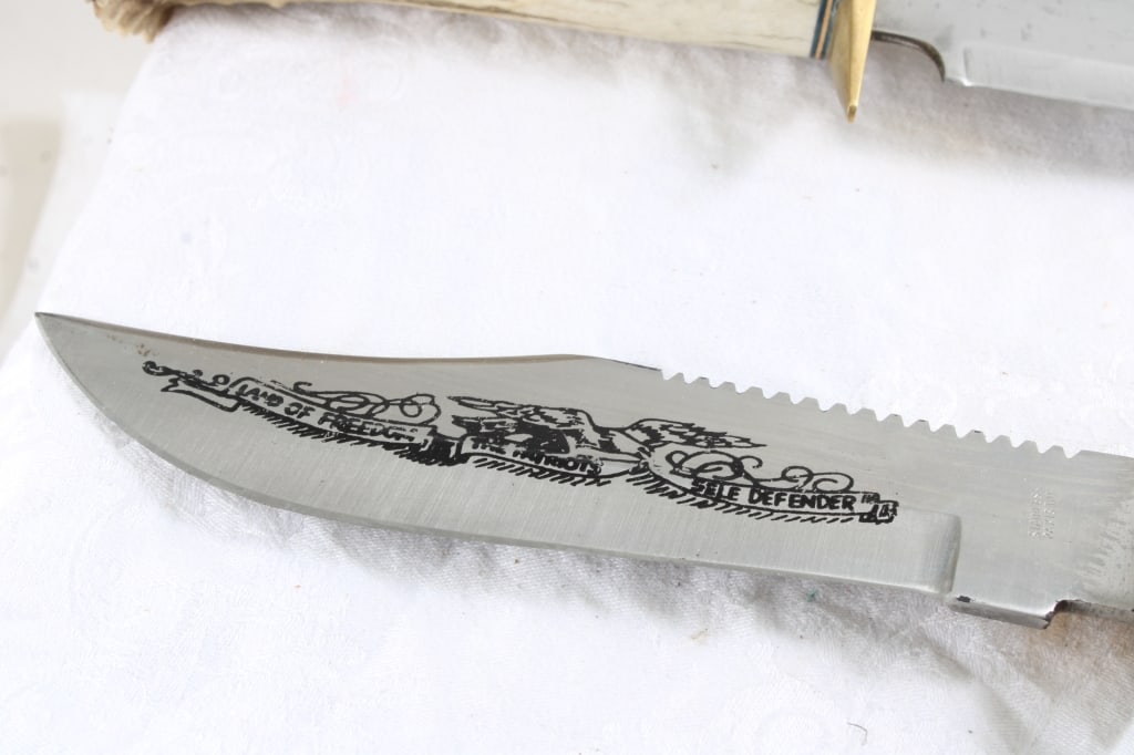 2 Fixed Blade Knives No Markings - 2