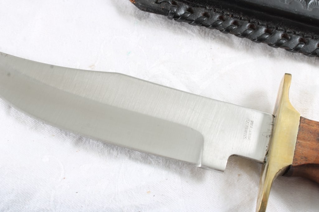 2 Fixed Blade Knives with Sheaths No Markings - 15