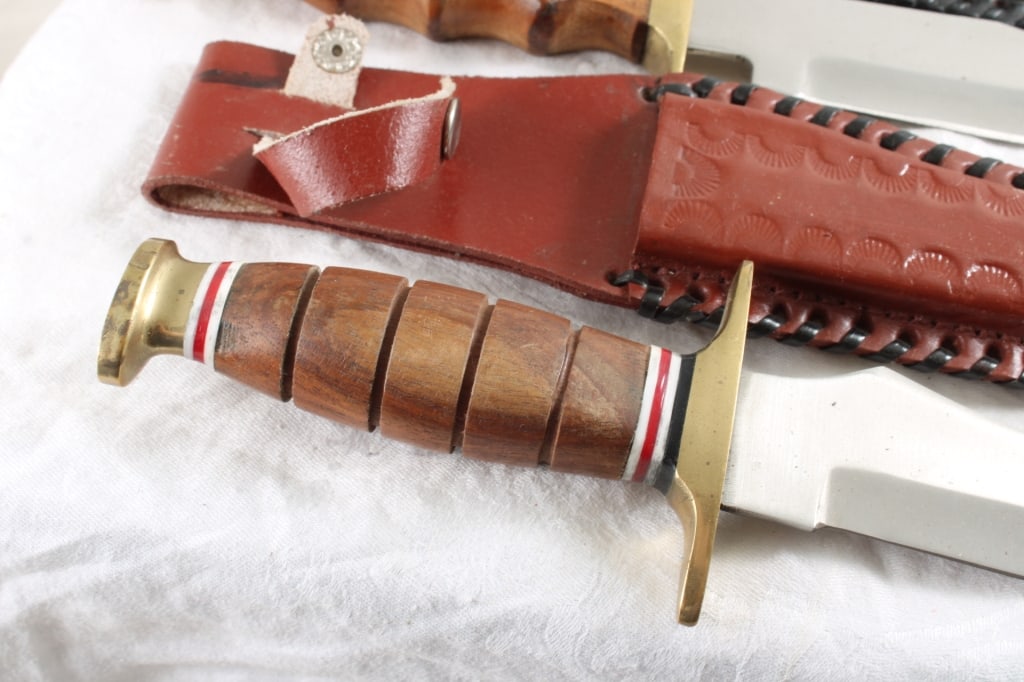 2 Fixed Blade Knives with Sheaths No Markings - 4