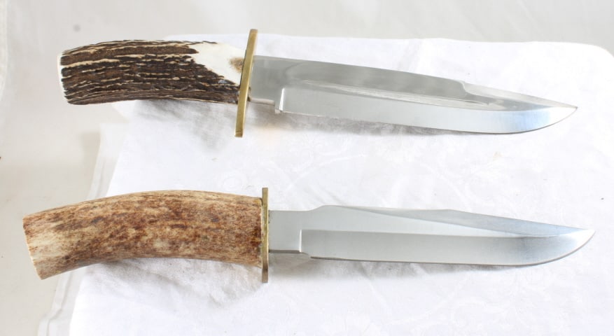 2 Fixed Blade Knives Trophy Stag and Other: 2 Fixed Blade Knives Trophy Stag and Other - Lot Size k14" x 6" x 3". 2 Lbs. All information and photos, which are part of the description, are intended to be as accurate as possible, but errors are