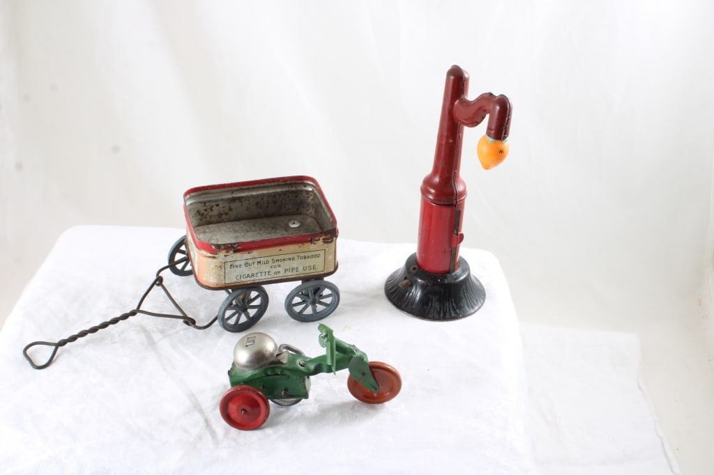 Wind Up Tin Trike, Wagon & Battery Lamp Post (1 of 20)