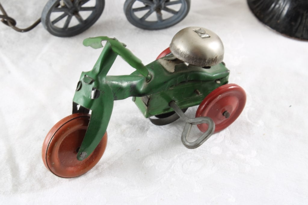 Wind Up Tin Trike, Wagon & Battery Lamp Post - 3