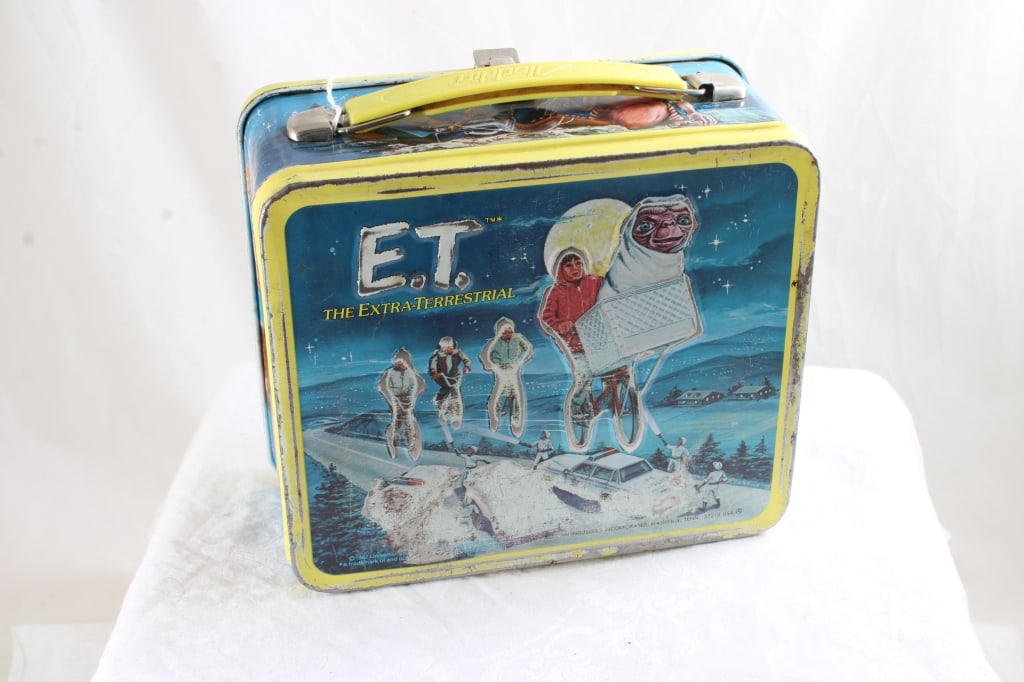 1982 Aladdin ET Metal Lunchbox NO THERMOS: 1982 Aladdin ET Metal Lunchbox NO THERMOS - Lot Size 8" x 8" x 4". 1 Lb. All information and photos, which are part of the description, are intended to be as accurate as possible, but errors are