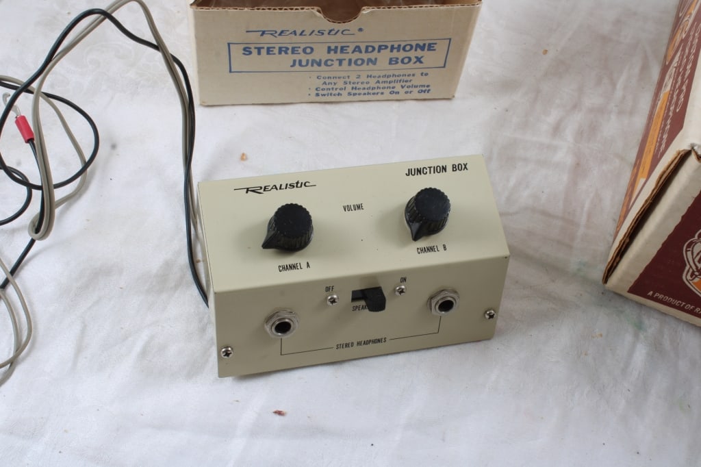 Realistic Headphone & Junction Box Headphone - 11