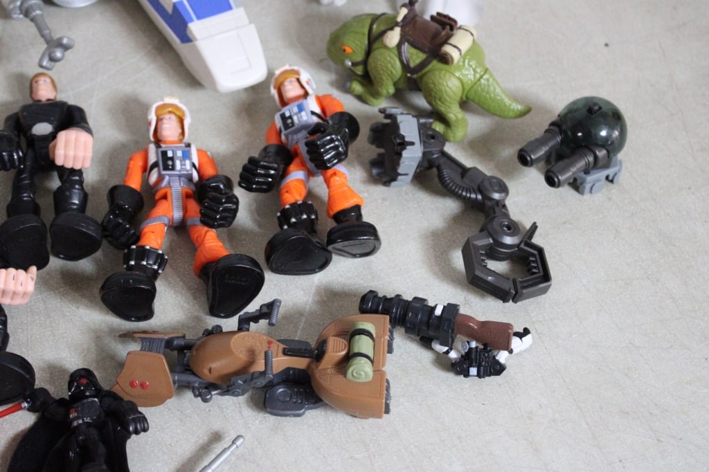 Star Wars Vehicles, Figures & Baby Yoda's - 10