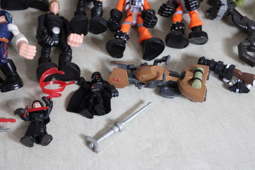 Star Wars Vehicles, Figures & Baby Yoda's - 12