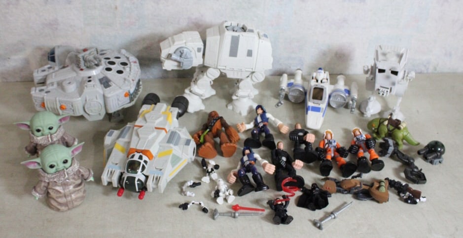 Star Wars Vehicles, Figures & Baby Yoda's: Star Wars Vehicles, Figures & Baby Yoda's - Lot Size 24" x 13" x 10". 13 Lbs. All information and photos, which are part of the description, are intended to be as accurate as possible, but errors are