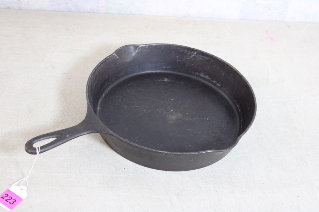 Wagner Sidney #10 Skillet with Heat Ring: Wagner Sidney #10 Skillet with Heat Ring - Lot Size 17" x 12.5" x 3". 7 Lbs. All information and photos, which are part of the description, are intended to be as accurate as possible, but errors are p