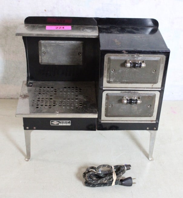 Empire Child's Electric Oven Stove WORKS: Empire Child's Electric Oven Stove WORKS - Lot Size 15" x 15" x 8". 10 Lbs. All information and photos, which are part of the description, are intended to be as accurate as possible, but errors are