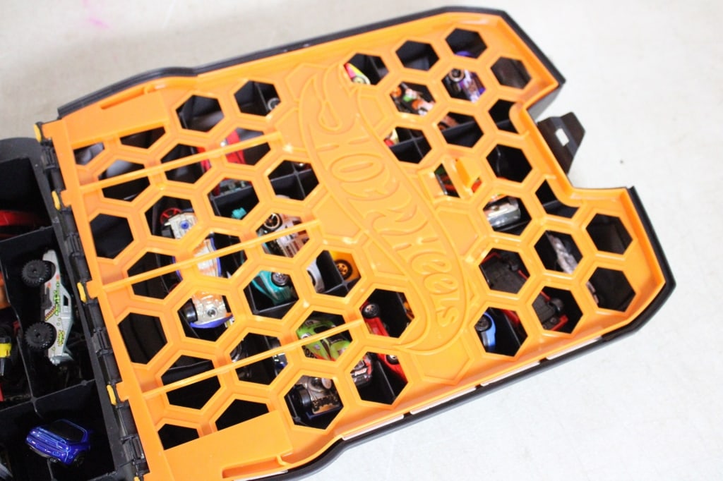 Hot Wheels 100 Car Rolling Case with Cars - 10