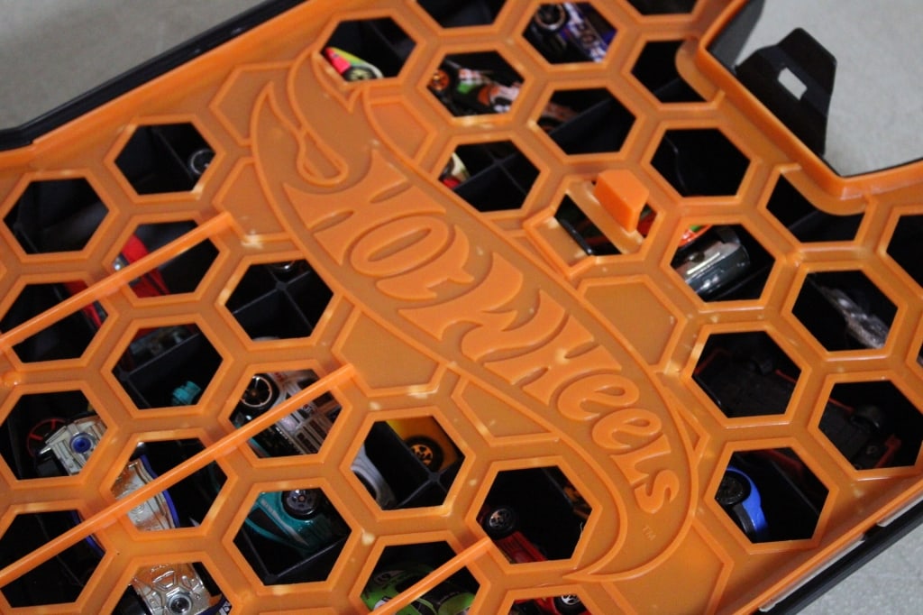 Hot Wheels 100 Car Rolling Case with Cars - 11