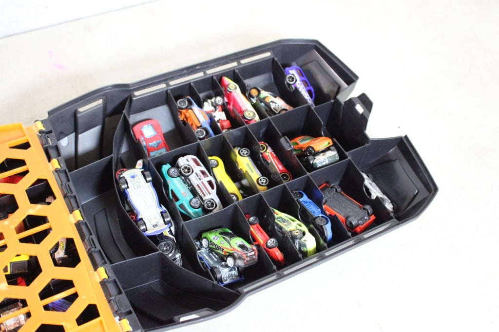 Hot Wheels 100 Car Rolling Case with Cars - 12