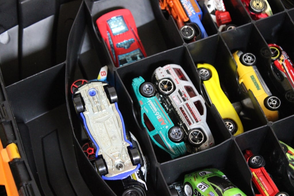 Hot Wheels 100 Car Rolling Case with Cars - 13