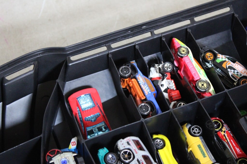 Hot Wheels 100 Car Rolling Case with Cars - 14