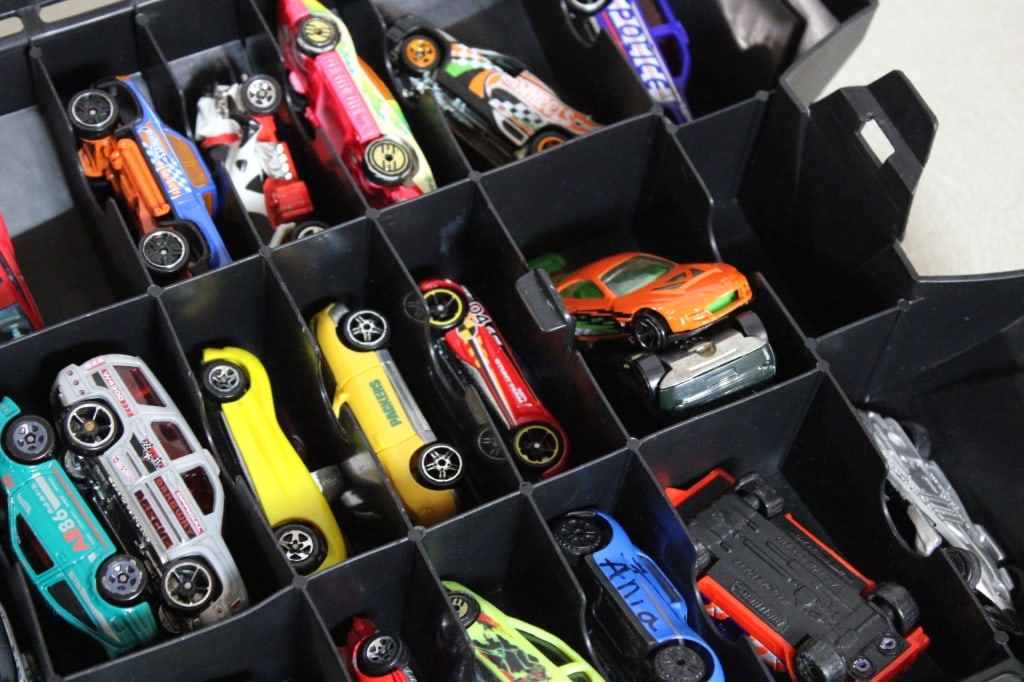 Hot Wheels 100 Car Rolling Case with Cars - 16