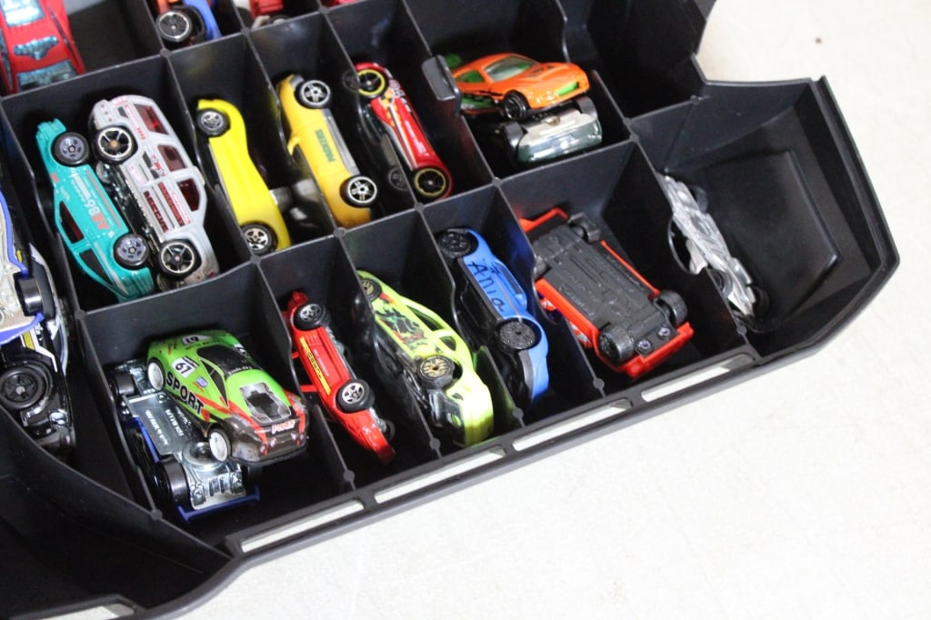 Hot Wheels 100 Car Rolling Case with Cars - 17