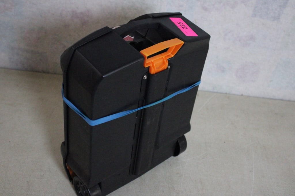 Hot Wheels 100 Car Rolling Case with Cars - 20