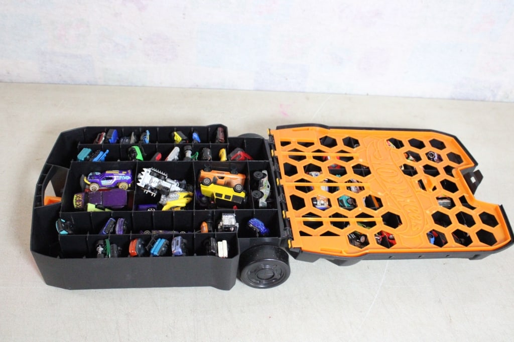 Hot Wheels 100 Car Rolling Case with Cars - 2