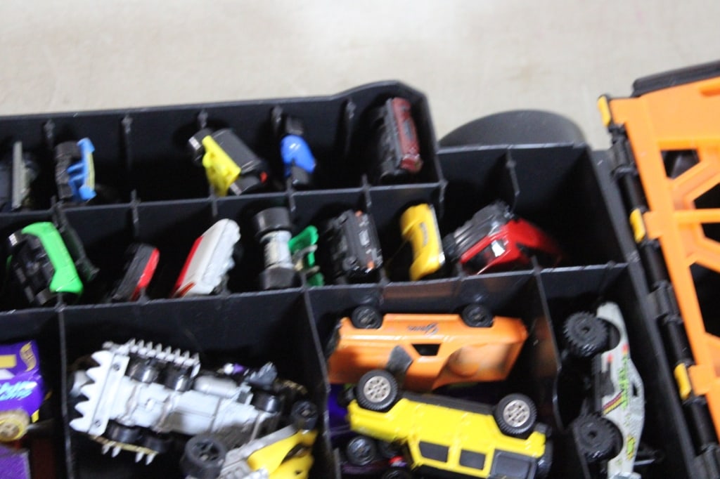 Hot Wheels 100 Car Rolling Case with Cars - 4