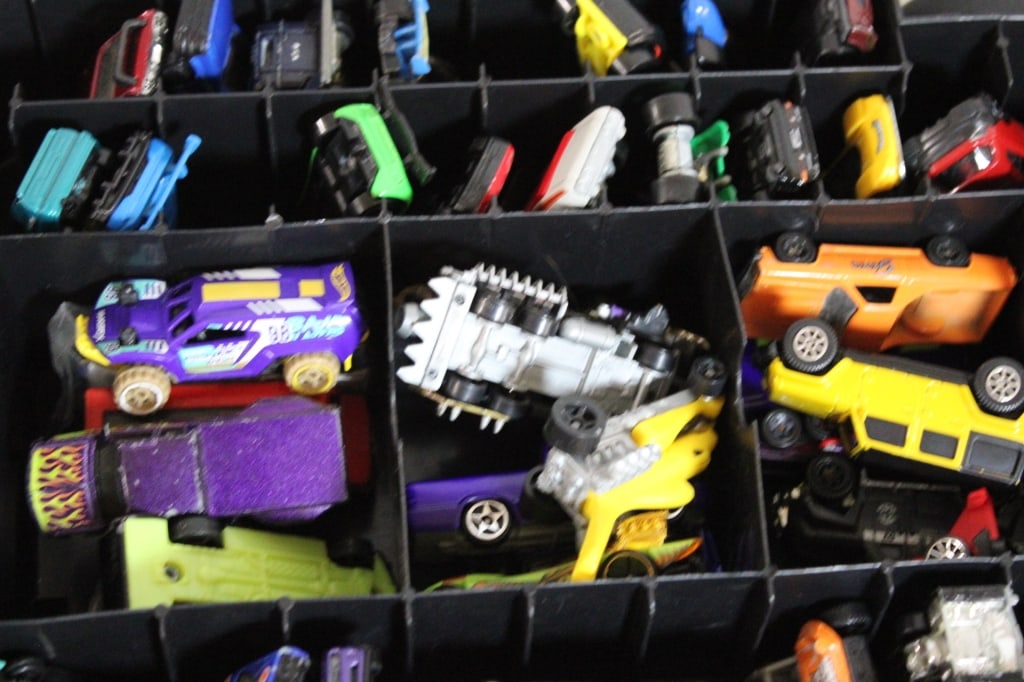 Hot Wheels 100 Car Rolling Case with Cars - 6