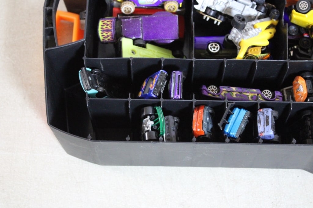 Hot Wheels 100 Car Rolling Case with Cars - 8