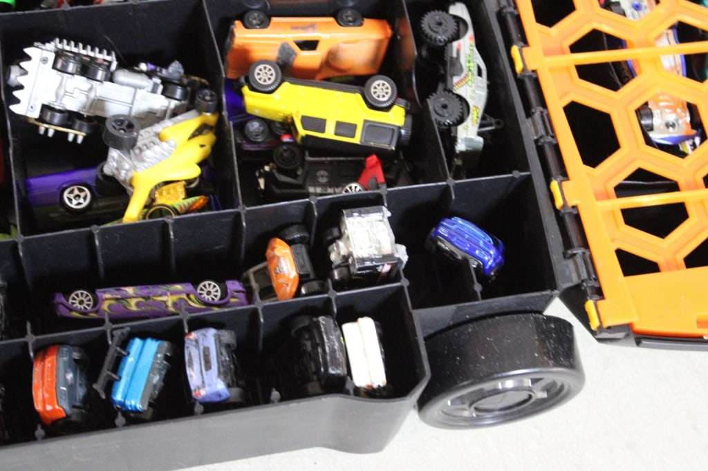 Hot Wheels 100 Car Rolling Case with Cars - 9