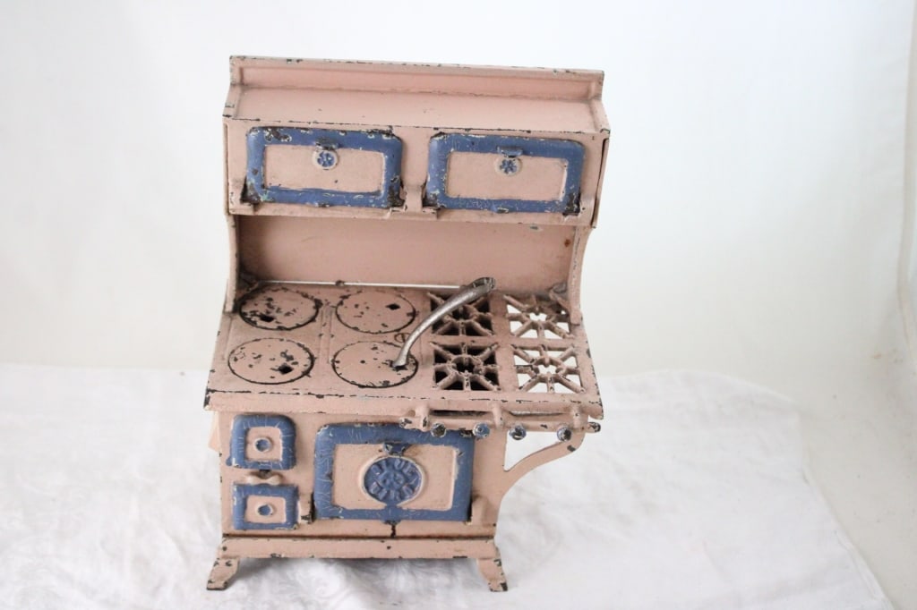 Blue Bird Cast Iron Child's Oven Stove: Blue Bird Cast Iron Child's Oven Stove - Lot Size 11" x 8" x 5". 6 Lbs. All information and photos, which are part of the description, are intended to be as accurate as possible, but errors are