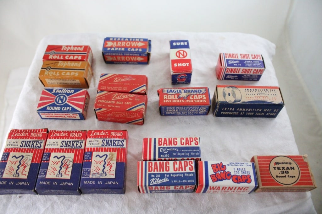 14 Boxes Roll Caps, Leader Python Snakes: 14 Boxes Roll Caps, Leader Python Snakes - Roll Caps are New/Old Stock and are all full. The Snakes 2 Full and 1 1/2 Full. Lot Size 8" x 6" x 3". 1 Lb. All information and photos, which are part of