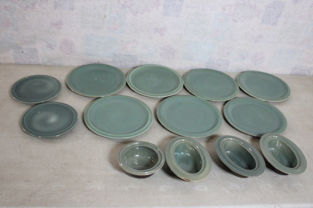 Red Wing Village Green Dinnerware: Red Wing Village Green Dinnerware - 3 Oval 7.5" Bowls, 1 5.5" Round Bowl, 7 Plates 9.5", 2 Plates 7.5". Lot Size 10" x 12" x 8". 15 Lbs. All information and photos, which are part of the description,