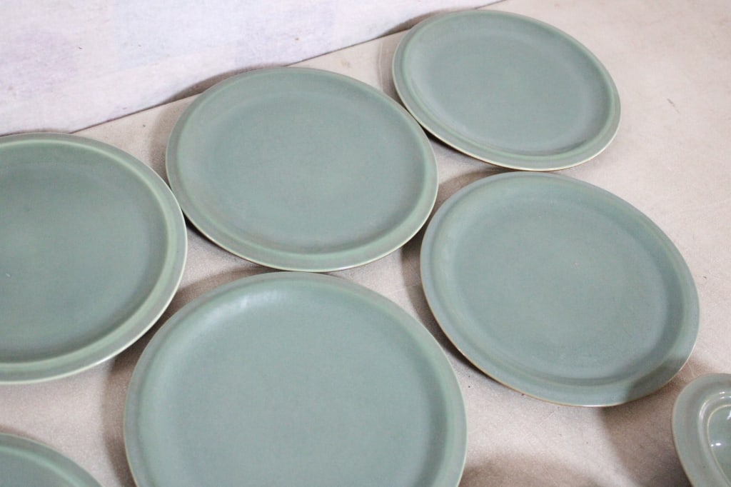 Red Wing Village Green Dinnerware - 6