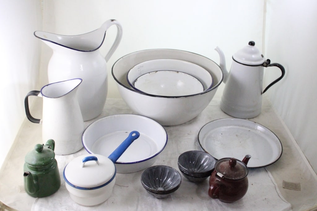 18 Pieces Enamelware Pitchers & Basins (1 of 18)