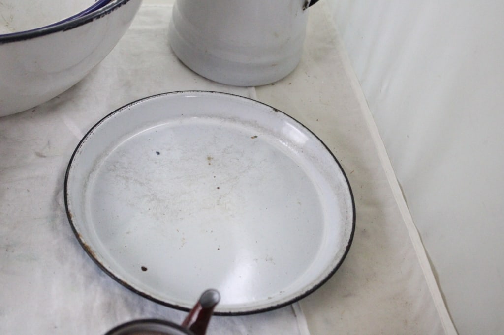 18 Pieces Enamelware Pitchers & Basins - 9