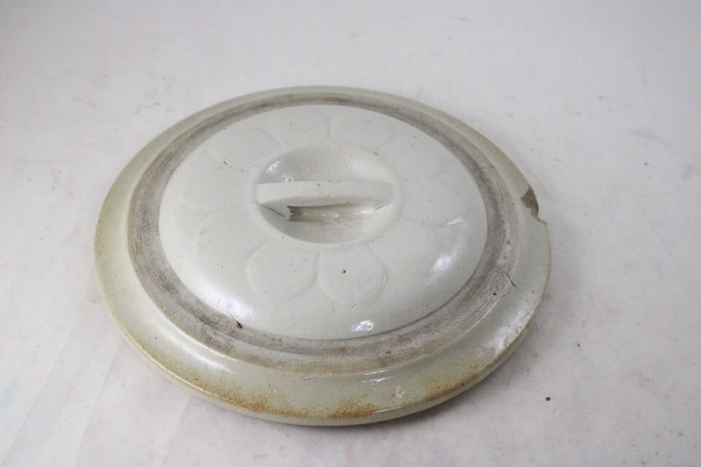 Red Wing 3 Gallon Stoneware Daisy Petal Bar Lid: Red Wing 3 Gallon Stoneware Daisy Petal Bar Lid - 10.5" in diameter. Has a chip. Lot Size 10" x 10" x 2". All information and photos, which are part of the description, are intended to be as accurate