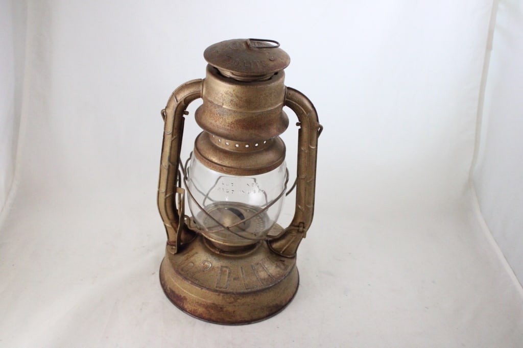 Dietz D-Lite #2 Lantern: Dietz D-Lite #2 Lantern - Lot Size 8" x 8" x 14". 3 Lbs. All information and photos, which are part of the description, are intended to be as accurate as possible, but errors are possible. No item