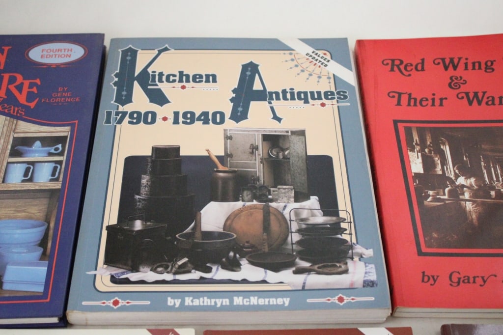 5 Red Wing Collectors Books and others - 3