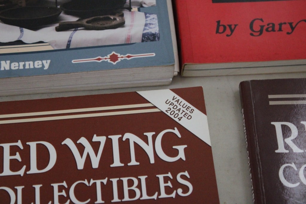 5 Red Wing Collectors Books and others - 7