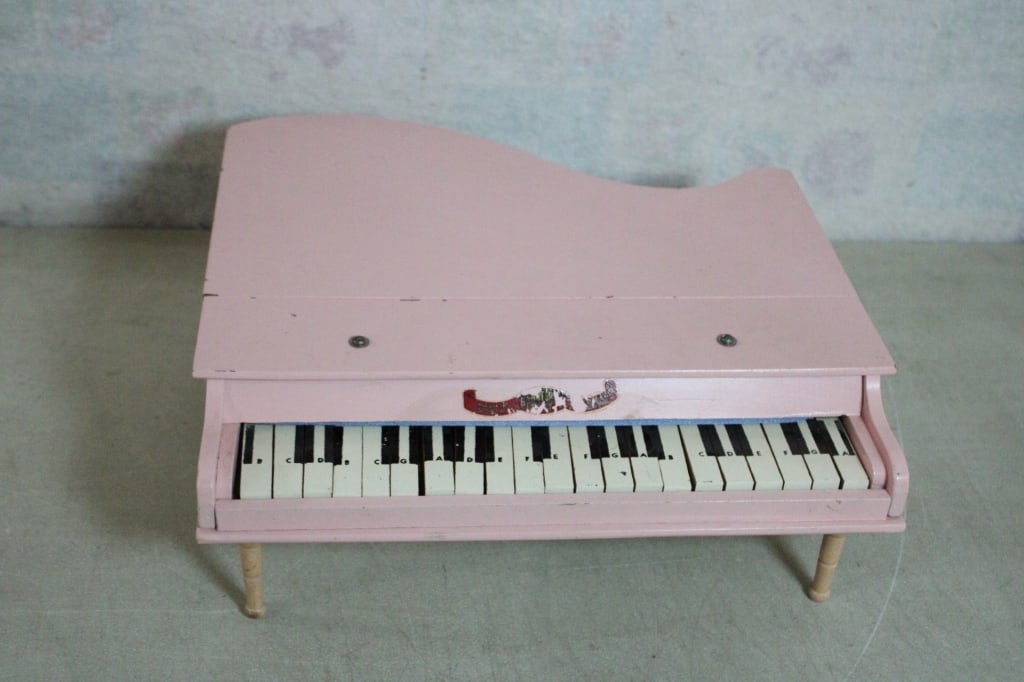 Vintage Pink Wood Child's Piano (1 of 11)