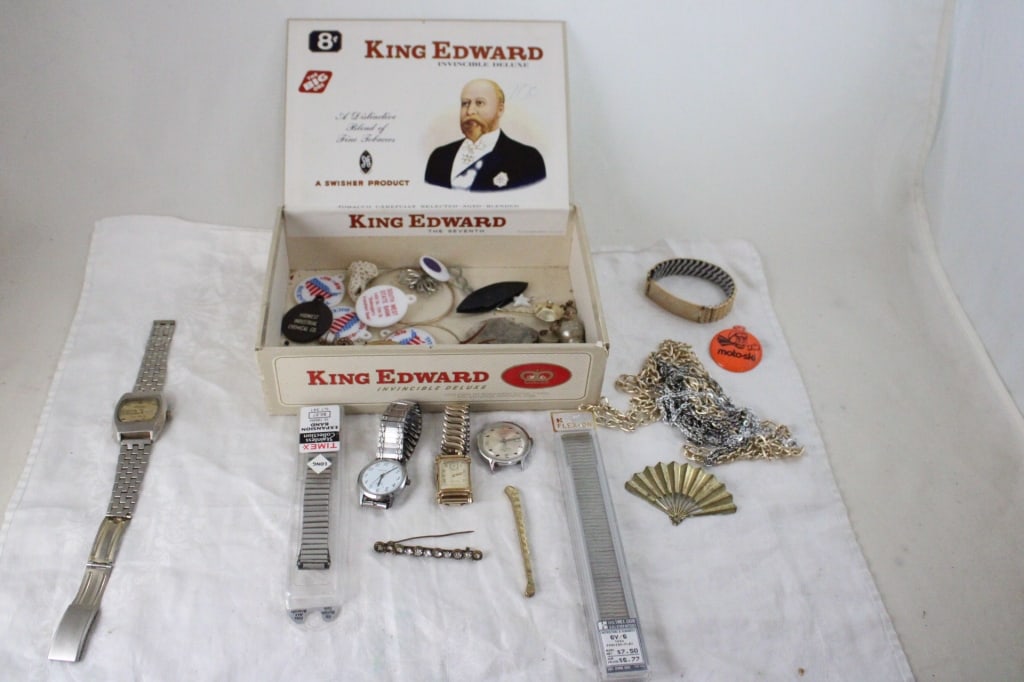 Watches Bulova 10kt GF, Others, Bands, Pins & More: Watches Bulova 10kt GF, Others, Bands, Pins & More - All in King Edward Cigar Box. Lot Size 9" x 6" x 3". 2 Lbs. All information and photos, which are part of the description, are intended to be as ac