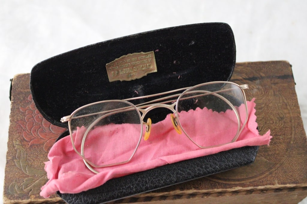 Victorian Box, Gold Eyeglasses, Straight Razors - 10