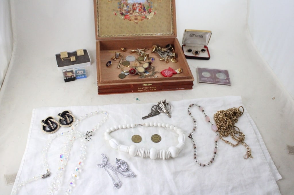 Old Volkswagen Key, Jewelry, Coins, Cigar Box Wood (1 of 20)