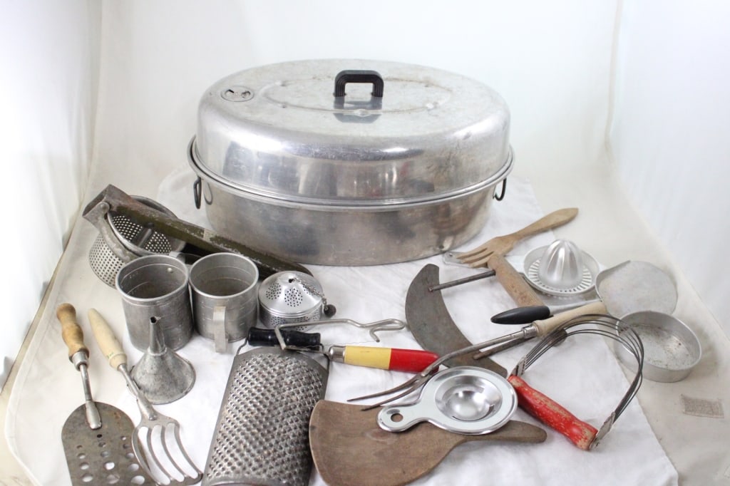 1950s Wear Ever Aluminum Roaster & Kitchen Gadgets (1 of 10)
