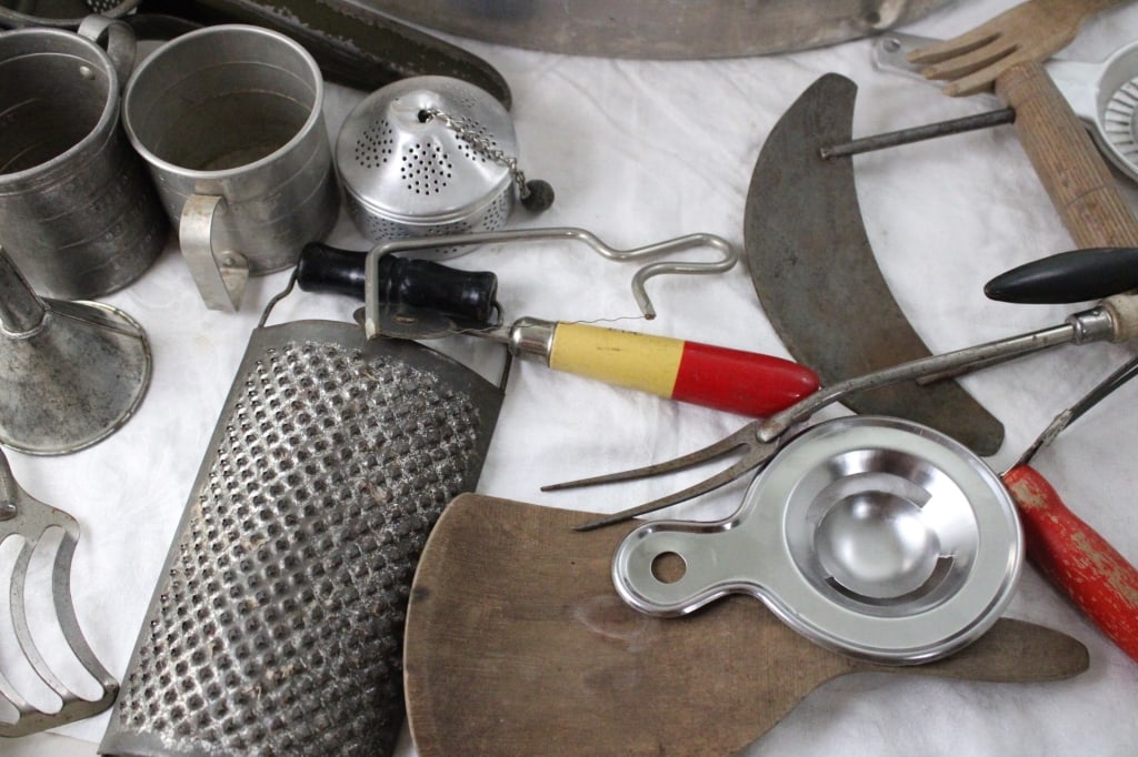 1950s Wear Ever Aluminum Roaster & Kitchen Gadgets - 4