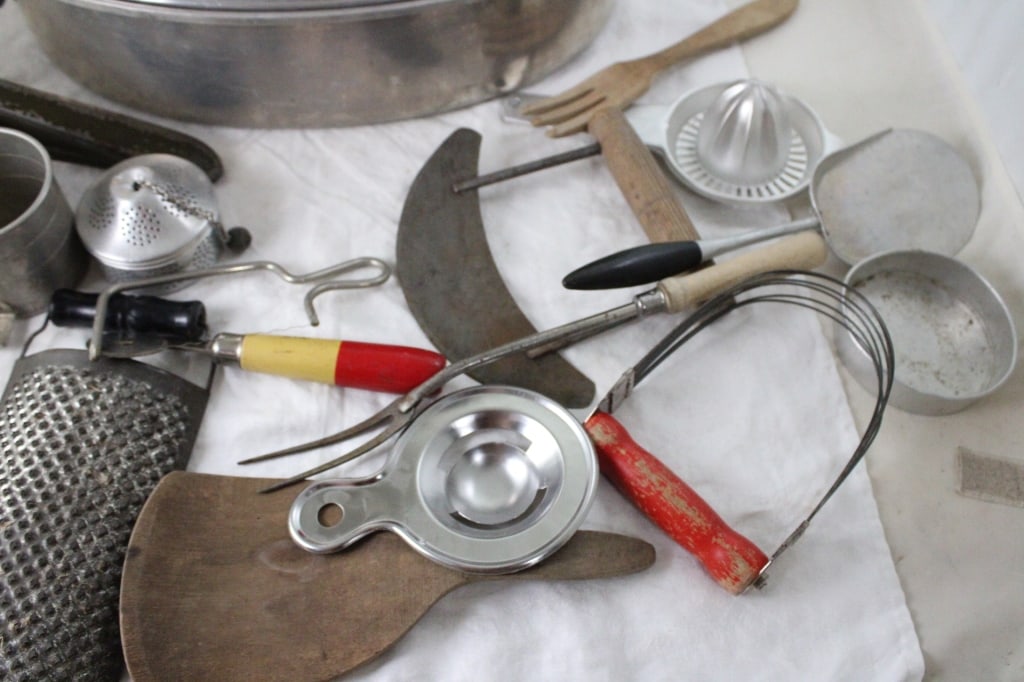1950s Wear Ever Aluminum Roaster & Kitchen Gadgets - 5