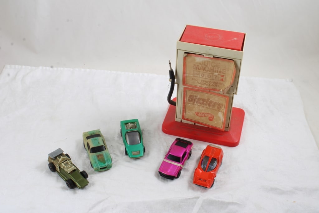 Mattel Hot Wheel Red Line 5 Sizzlers & Gas Pump: Mattel Hot Wheel Red Line 5 Sizzlers & Gas Pump - 1969 5 Red Line Sizzler Cars with Juice Machine Gas Pump. Lot Size 12" x 5" x 4". 1 Lb. All information and photos, which are part of the