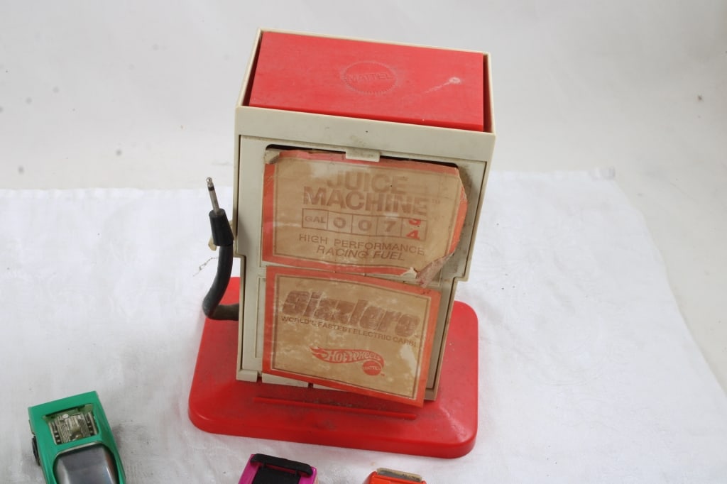 Mattel Hot Wheel Red Line 5 Sizzlers & Gas Pump - 2