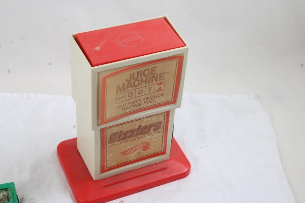 Mattel Hot Wheel Red Line 5 Sizzlers & Gas Pump - 3