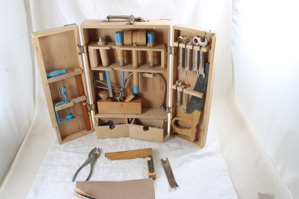 Popular Mechanics Child's Tools in Wood Case: Popular Mechanics Child's Tools in Wood Case - All tools pictured are included. Poland, Lot Size 14.5" x 9.5" x 3.5". 6 Lbs. All information and photos, which are part of the description, are